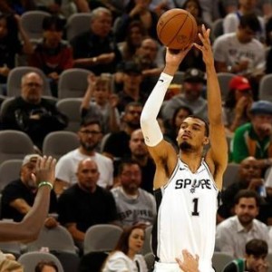 新球体育下载-福克斯：绿军居然沉退防文班 突破回传就是空位