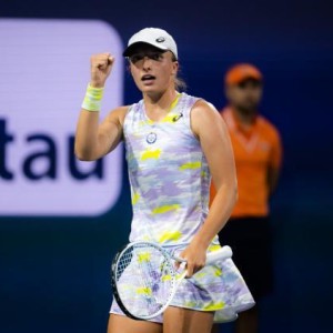 中超欧冠-斯瓦泰克赢下00后巅峰战 距“阳光双冠”仅差三胜